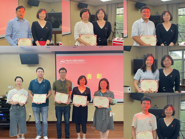 為上一屆支部委員頒發(fā)榮譽(yù)證書(shū)